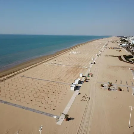 Seafront With Terrace דירה
